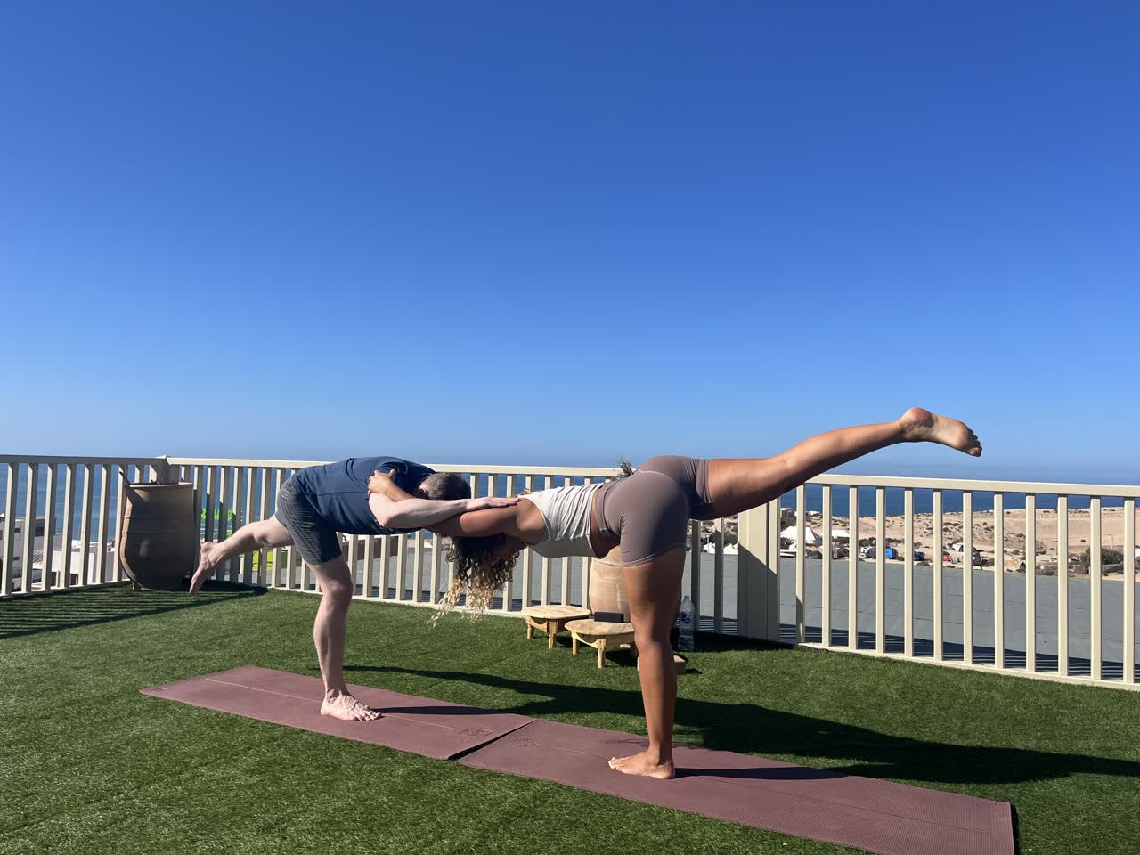 Sonnige Dachterrasse mit weitem Blick über das Meer in Imsouane, Marokko